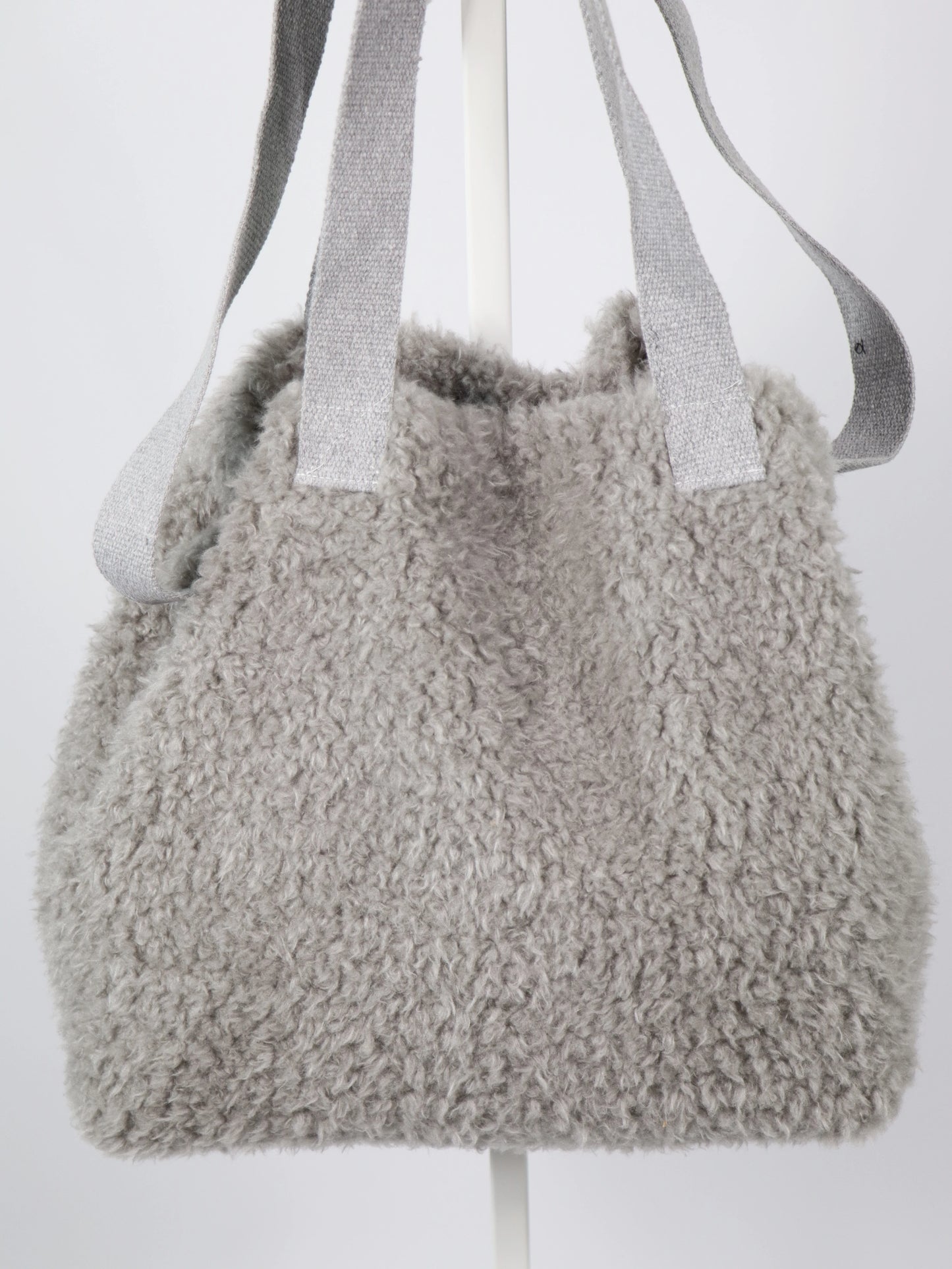 Borsa in peluche grigia NOUMENO OLGA